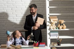 ?artuje i obs?uguje przy biurkiem z szkolnymi rzeczami zdjęcie stock ?artuje i obs?uguje przy biurkiem z szkolnymi rzeczami zdjęcie stock