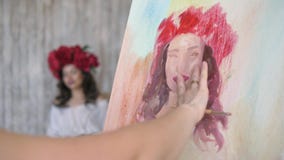 Artysta rysuje portret od natury Artysta rysuje portret od natury Spławowa kamery ostrość, kamera w ruchu zbiory Artysta rysuje portret od natury Artysta rysuje portret od natury Spławowa kamery ostrość, kamera w ruchu zbiory