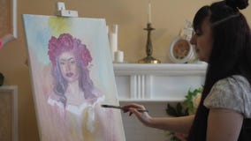 Artysta rysuje portret od natury Artysta rysuje portret od natury Spławowa kamery ostrość, kamera w ruchu zbiory wideo Artysta rysuje portret od natury Artysta rysuje portret od natury Spławowa kamery ostrość, kamera w ruchu zbiory wideo