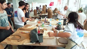 Artyści pracuje w atelier podczas 12th Międzynarodowego Eskisehir Terra - cotta sympozjon zbiory Artyści pracuje w atelier podczas 12th Międzynarodowego Eskisehir Terra - cotta sympozjon zbiory