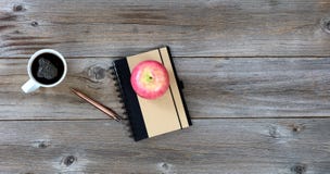 Artículos de escritorio tradicionales con la comida y la bebida en la mesa rústica imágenes de archivo libres de regalías Artículos de escritorio tradicionales con la comida y la bebida en la mesa rústica imágenes de archivo libres de regalías
