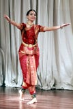 Aruna Kharod, die bharatanatyam klassischen Tanz in Blanton-Kunstmuseum durchführt lizenzfreie stockfotos Aruna Kharod, die bharatanatyam klassischen Tanz in Blanton-Kunstmuseum durchführt lizenzfreie stockfotos