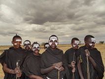 Arusha, Τανζανία - τον Αύγουστο του 2012 Οι μη αναγνωρισμένοι νέοι πολεμιστές Maasai, το Maasai είναι ο καύτερα - γνωστός για όλο στοκ φωτογραφίες Arusha, Τανζανία - τον Αύγουστο του 2012 Οι μη αναγνωρισμένοι νέοι πολεμιστές Maasai, το Maasai είναι ο καύτερα - γνωστός για όλο στοκ φωτογραφίες