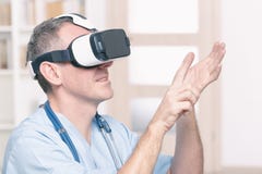 Arzt, der Kopfhörer der virtuellen Realität verwendet stockfotos Arzt, der Kopfhörer der virtuellen Realität verwendet stockfotos