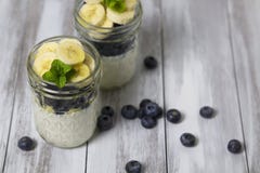 Arándanos del ingenio del yogur y plátanos cortados fotografía de archivo libre de regalías Arándanos del ingenio del yogur y plátanos cortados fotografía de archivo libre de regalías