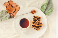 As barras de Granola endurecem, petisco caseiro saudável, barras de Superfood com arando, sementes de abóbora, aveia, Chia e seme imagens de stock royalty free As barras de Granola endurecem, petisco caseiro saudável, barras de Superfood com arando, sementes de abóbora, aveia, Chia e seme imagens de stock royalty free