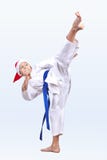 As batidas de Karateka retrocedem dentro o chapéu de Santa Claus foto de stock As batidas de Karateka retrocedem dentro o chapéu de Santa Claus foto de stock