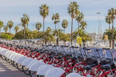 As bicicletas estacionaram em seguido no porto de Barcelona fotografia de stock As bicicletas estacionaram em seguido no porto de Barcelona fotografia de stock