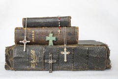 As Bíblias de couro vestidas antigas com a antiguidade às cruzes modernas em Wh foto de stock As Bíblias de couro vestidas antigas com a antiguidade às cruzes modernas em Wh foto de stock
