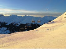 As cabines do esqui retornam a casa após um dia longo em Davos, Suíça fotografia de stock As cabines do esqui retornam a casa após um dia longo em Davos, Suíça fotografia de stock