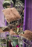 As cadeiras e os vidros dispersados, garrafas do champanhe exposição Mostra-janela decorativa Cores cor-de-rosa Decisão incomum c imagens de stock As cadeiras e os vidros dispersados, garrafas do champanhe exposição Mostra-janela decorativa Cores cor-de-rosa Decisão incomum c imagens de stock
