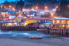 As casas tradicionais do pernas de pau sabem como palafitos na cidade de Castro na ilha de Chiloe no Chile foto de stock royalty free As casas tradicionais do pernas de pau sabem como palafitos na cidade de Castro na ilha de Chiloe no Chile foto de stock royalty free
