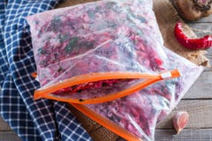 As cenouras, as beterrabas e as cebolas são cortadas fritando para a borsch obtenção congelar-se Cozimento da sopa foto de stock As cenouras, as beterrabas e as cebolas são cortadas fritando para a borsch obtenção congelar-se Cozimento da sopa foto de stock