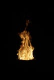 As chamas ateiam fogo no inferno preto imagem de stock As chamas ateiam fogo no inferno preto imagem de stock