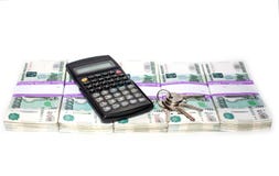 As chaves da calculadora e do apartamento em pacotes de dinheiro apresentaram em seguido bancos e conceito da hipoteca foto de stock As chaves da calculadora e do apartamento em pacotes de dinheiro apresentaram em seguido bancos e conceito da hipoteca foto de stock
