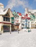 As construções e os alojamentos coloridos do esqui de Mont Tremblant, Quebeque, imagens de stock royalty free As construções e os alojamentos coloridos do esqui de Mont Tremblant, Quebeque, imagens de stock royalty free