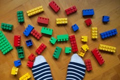 As construções vermelhas amarelas azuis brancas dos cubos das listras das peúgas dos pés confundem o assoalho do jogo dos brinque foto de stock royalty free As construções vermelhas amarelas azuis brancas dos cubos das listras das peúgas dos pés confundem o assoalho do jogo dos brinque foto de stock royalty free