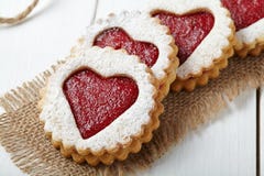 As cookies de biscoito amanteigado redondas com o coração dado forma bloqueiam a composição do close-up para o dia de Valentim fotografia de stock royalty free As cookies de biscoito amanteigado redondas com o coração dado forma bloqueiam a composição do close-up para o dia de Valentim fotografia de stock royalty free