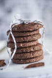 As cookies de Chocolat dirigem o presente feito com fim do café da manhã acima da foto com o presente feito home das cookies do c Imagem de Stock Royalty Free As cookies de Chocolat dirigem o presente feito com fim do café da manhã acima da foto com o presente feito home das cookies do c Imagem de Stock Royalty Free