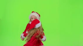 As crianças em trajes vermelhos do ano novo estão dançando Tela verde video estoque As crianças em trajes vermelhos do ano novo estão dançando Tela verde video estoque