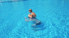 As crianças felizes aproximam a piscina video estoque As crianças felizes aproximam a piscina video estoque