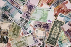 As cédulas de países diferentes são um grupo de alternadamente Rublos, dólar, Euro, yuan imagens de stock As cédulas de países diferentes são um grupo de alternadamente Rublos, dólar, Euro, yuan imagens de stock