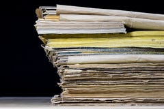As espinhas dos livros velhos que encontram-se na pilha Livros empilhados no Imagem de Stock As espinhas dos livros velhos que encontram-se na pilha Livros empilhados no Imagem de Stock
