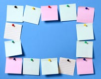 As etiquetas em um botão com cantos curvados, aprontam-se para sua mensagem A foto Em um fundo azul imagens de stock As etiquetas em um botão com cantos curvados, aprontam-se para sua mensagem A foto Em um fundo azul imagens de stock