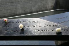 As flores sairam no memorial nacional do 11 de setembro no ponto zero no Lower Manhattan foto de stock As flores sairam no memorial nacional do 11 de setembro no ponto zero no Lower Manhattan foto de stock