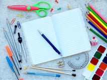 As fontes de escola e o caderno aberto com pena cobrem a beira foto de stock As fontes de escola e o caderno aberto com pena cobrem a beira foto de stock