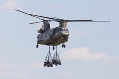 As forças armadas transportam o helicóptero Chinook dos sistemas do ofício do rotor de Boing foto de stock As forças armadas transportam o helicóptero Chinook dos sistemas do ofício do rotor de Boing foto de stock
