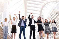 As fusões e a aquisição, grupo de executivos bem sucedido, mão da diversidade da realização do sucesso das equipes aumentaram aci foto de stock royalty free As fusões e a aquisição, grupo de executivos bem sucedido, mão da diversidade da realização do sucesso das equipes aumentaram aci foto de stock royalty free