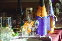 As garrafas do champanhe e os vidros de vinho decorados estão em um banquete serviram a tabela fotos de stock As garrafas do champanhe e os vidros de vinho decorados estão em um banquete serviram a tabela fotos de stock