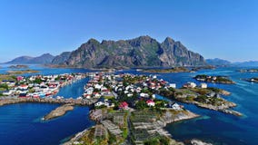 As ilhas de Lofoten são um arquipélago no condado de Nordland, Noruega fotografia de stock As ilhas de Lofoten são um arquipélago no condado de Nordland, Noruega fotografia de stock