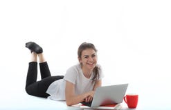 As jovens mulheres estão sentando-se no fundo branco com portátil, copo, livros e papéis A menina do estudante que estuda, freela imagens de stock royalty free As jovens mulheres estão sentando-se no fundo branco com portátil, copo, livros e papéis A menina do estudante que estuda, freela imagens de stock royalty free