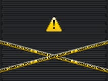 As linhas amarelas com construção inferior text na porta da garagem do obturador do rolo ilustração do vetor As linhas amarelas com construção inferior text na porta da garagem do obturador do rolo ilustração do vetor