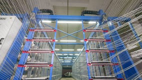 As linhas brancas são esticadas ao longo do equipamento costurando filme As linhas brancas são esticadas ao longo do equipamento costurando filme