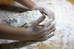 As m?os e a massa das crian?as Rapaz pequeno que amassa uma massa Conceito feito a m?o saud?vel do alimento produtos da padaria, fotografia de stock As m?os e a massa das crian?as Rapaz pequeno que amassa uma massa Conceito feito a m?o saud?vel do alimento produtos da padaria, fotografia de stock