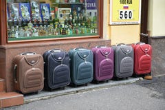 As malas de viagem da cor estão na venda na rua em Karlovy variam, o C fotos de stock As malas de viagem da cor estão na venda na rua em Karlovy variam, o C fotos de stock