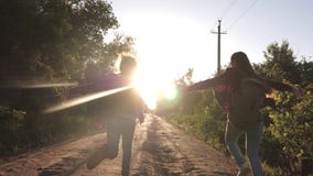 As meninas adolescentes viajam e guardam as m?os Viajantes das crian?as Menina do caminhante viajantes felizes das meninas com as filme As meninas adolescentes viajam e guardam as m?os Viajantes das crian?as Menina do caminhante viajantes felizes das meninas com as filme