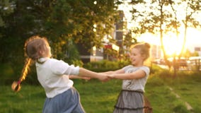 As meninas da estudante gerenciem em conjunto no parque de nivelamento, férias de verão, infância feliz Uma menina cai na grama video estoque As meninas da estudante gerenciem em conjunto no parque de nivelamento, férias de verão, infância feliz Uma menina cai na grama video estoque