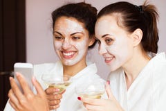As meninas party no centro dos termas com relaxam e uma comunicação fotografia de stock As meninas party no centro dos termas com relaxam e uma comunicação fotografia de stock
