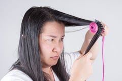 As mulheres com rolos do cabelo são sérias sobre problemas do cabelo imagens de stock As mulheres com rolos do cabelo são sérias sobre problemas do cabelo imagens de stock