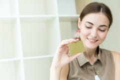 As mulheres entregam o cartão de crédito da posse para a compra em linha imagem de stock As mulheres entregam o cartão de crédito da posse para a compra em linha imagem de stock