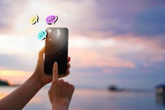 As mulheres entregam usando a conversação de datilografia do smartphone em ícones da caixa do bate-papo estalam acima Conceito ma imagens de stock As mulheres entregam usando a conversação de datilografia do smartphone em ícones da caixa do bate-papo estalam acima Conceito ma imagens de stock