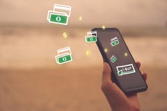 As mulheres entregam usando o smartphone fazem a compra em linha imagem de stock royalty free As mulheres entregam usando o smartphone fazem a compra em linha imagem de stock royalty free