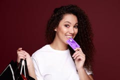 As mulheres estão comprando no verão onde está usando um cartão de crédito e o aprecia fotos de stock As mulheres estão comprando no verão onde está usando um cartão de crédito e o aprecia fotos de stock