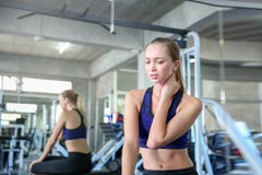 As mulheres exercitam j? doloroso F?mea caucasiano nova que tem a dor em seu pesco?o quando exerc?cio no gym Dor forte do sentime imagens de stock As mulheres exercitam j? doloroso F?mea caucasiano nova que tem a dor em seu pesco?o quando exerc?cio no gym Dor forte do sentime imagens de stock