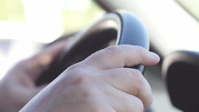 As mãos masculinas no volante do carro, homem estão conduzindo um carro na cidade no movimento lento 1920x1080 filme As mãos masculinas no volante do carro, homem estão conduzindo um carro na cidade no movimento lento 1920x1080 filme