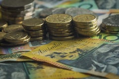 As notas australianas das moedas do dinheiro fecham-se acima do detalhe imagens de stock royalty free As notas australianas das moedas do dinheiro fecham-se acima do detalhe imagens de stock royalty free